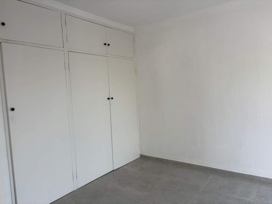 To Let 2 Bedroom Property for Rent in Blairgowrie Gauteng