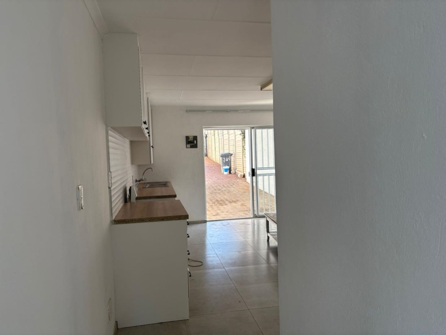 To Let 2 Bedroom Property for Rent in Blairgowrie Gauteng