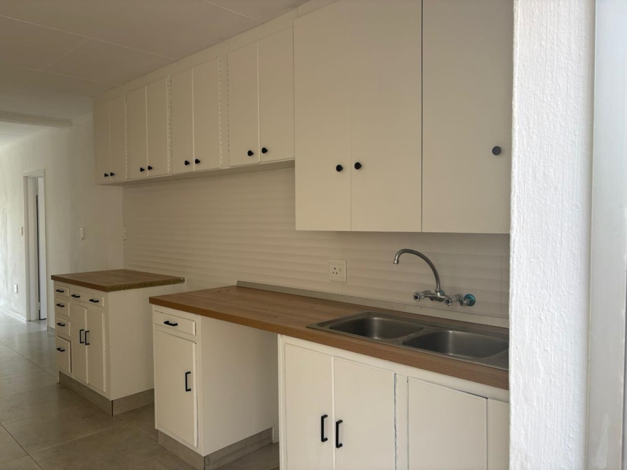 To Let 2 Bedroom Property for Rent in Blairgowrie Gauteng