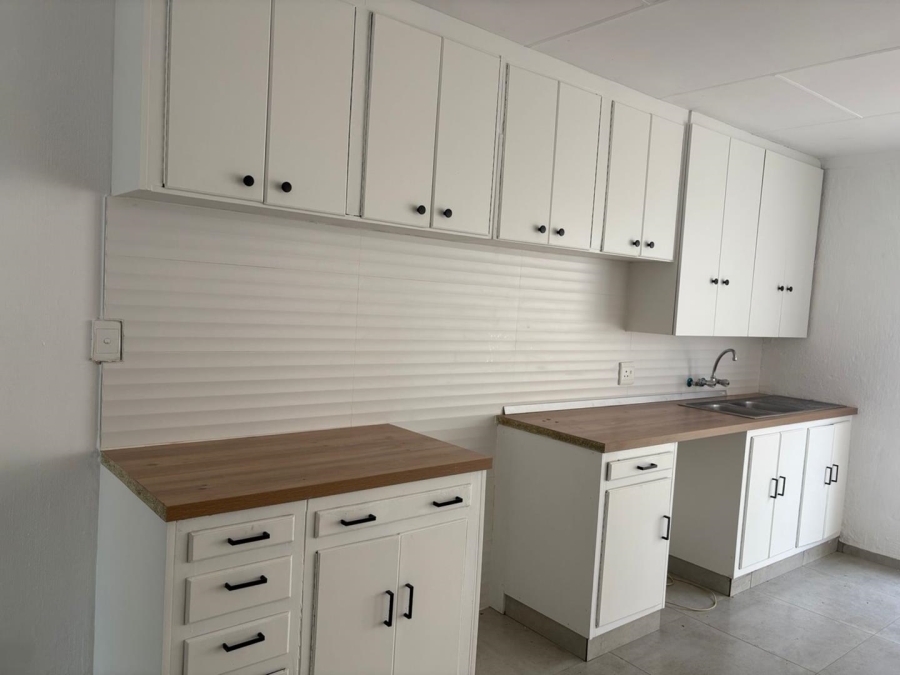 To Let 2 Bedroom Property for Rent in Blairgowrie Gauteng