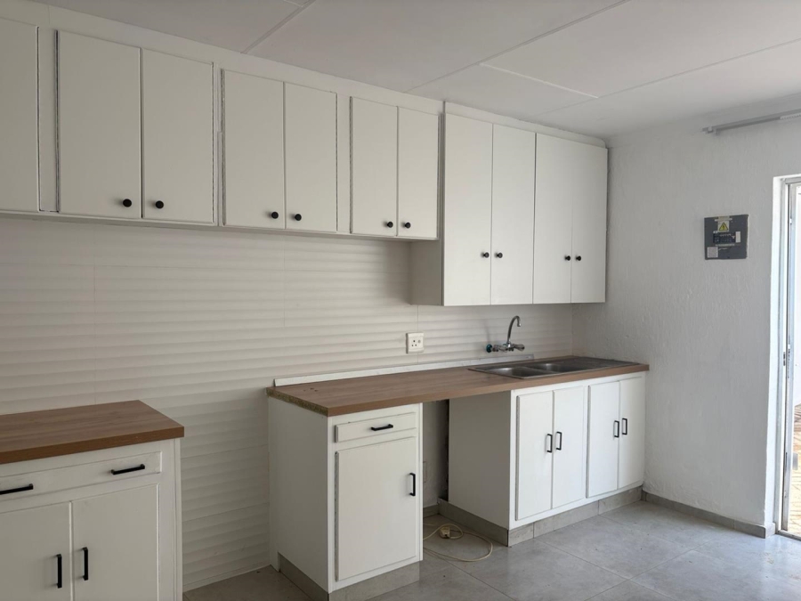 To Let 2 Bedroom Property for Rent in Blairgowrie Gauteng
