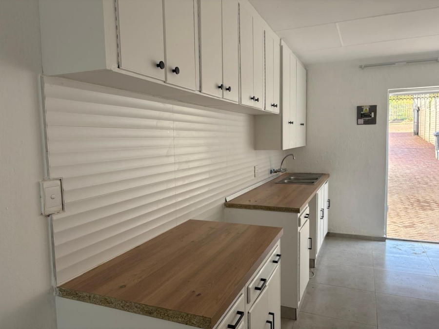 To Let 2 Bedroom Property for Rent in Blairgowrie Gauteng