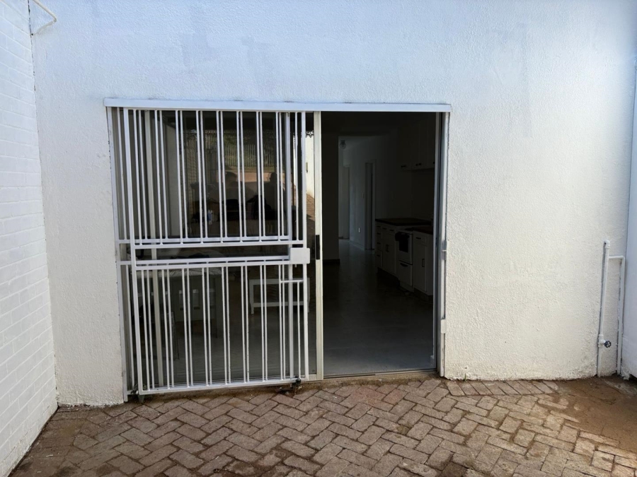 To Let 2 Bedroom Property for Rent in Blairgowrie Gauteng