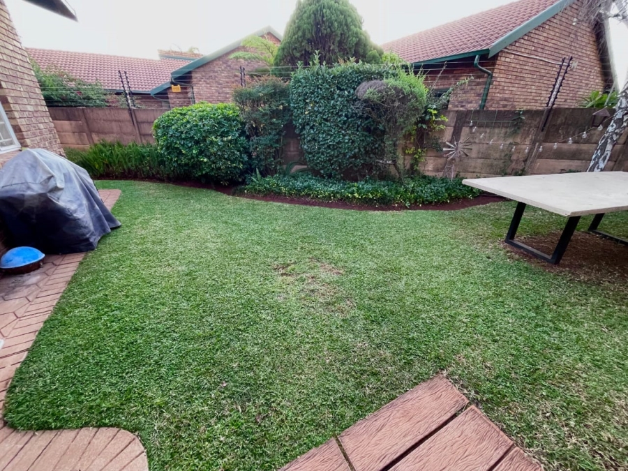 To Let 2 Bedroom Property for Rent in Rooihuiskraal Gauteng