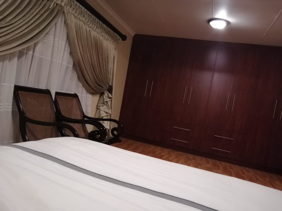 7 Bedroom Property for Sale in Clayville Gauteng