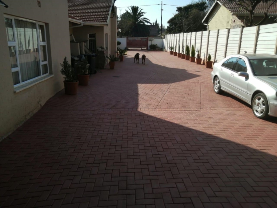 7 Bedroom Property for Sale in Clayville Gauteng