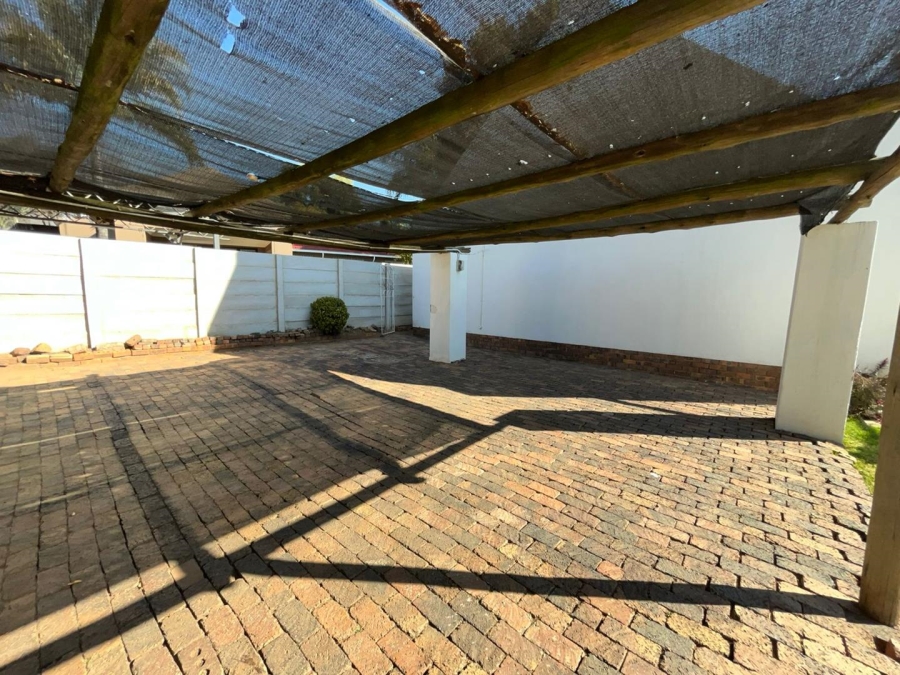 To Let 3 Bedroom Property for Rent in Bromhof Gauteng