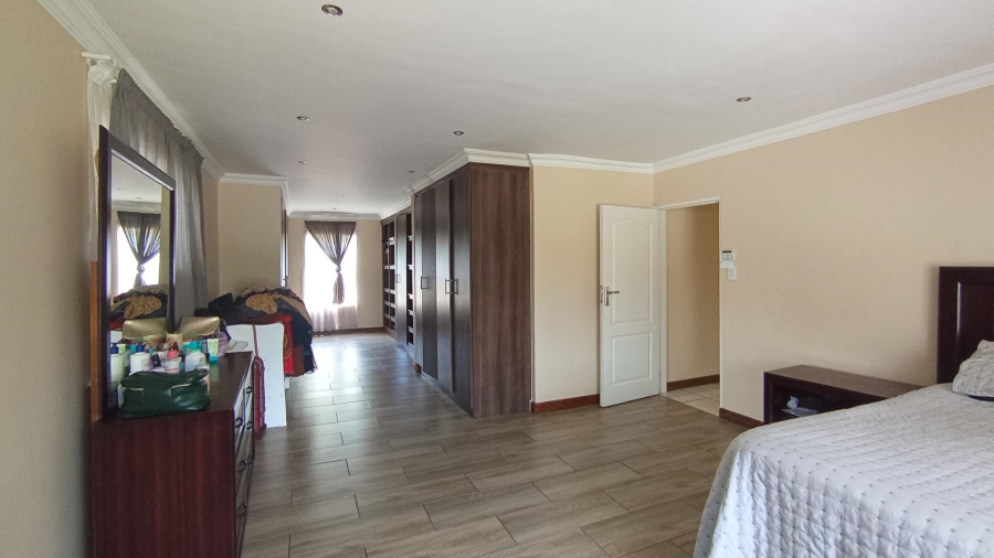5 Bedroom Property for Sale in Rooihuiskraal Gauteng