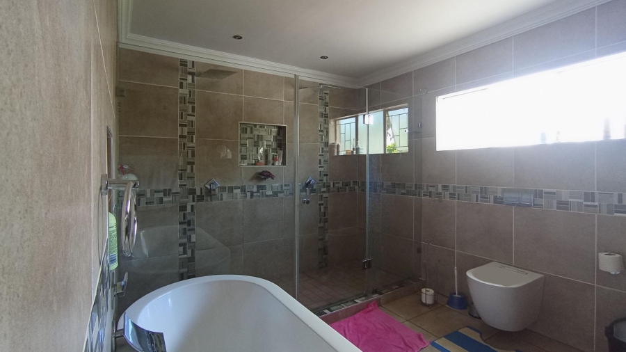 5 Bedroom Property for Sale in Rooihuiskraal Gauteng