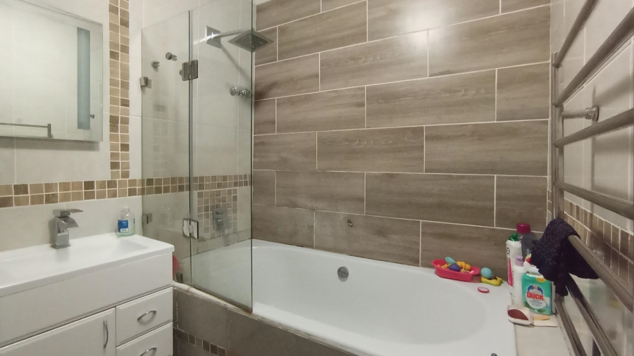 5 Bedroom Property for Sale in Rooihuiskraal Gauteng
