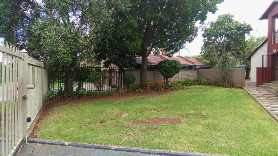 5 Bedroom Property for Sale in Rooihuiskraal Gauteng