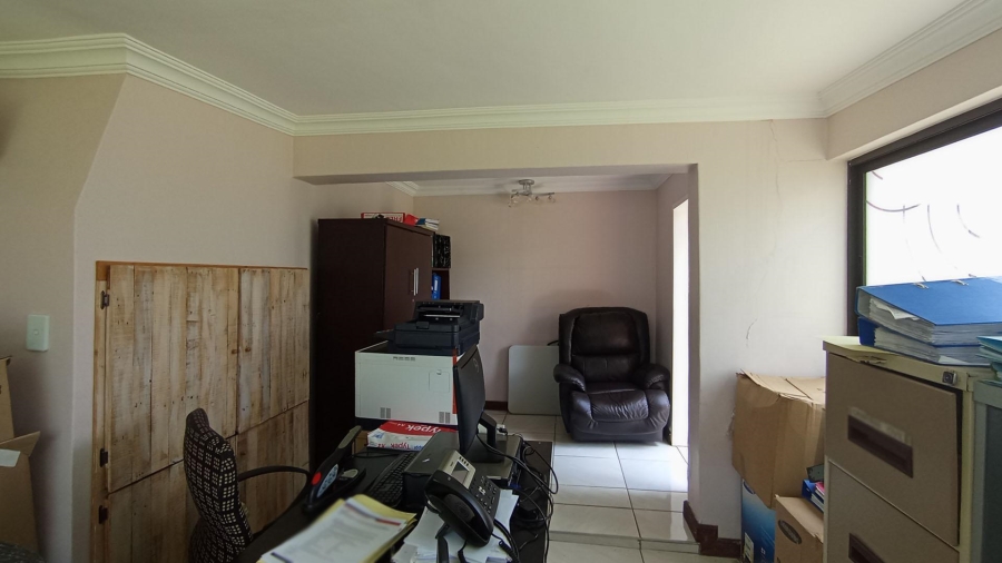 5 Bedroom Property for Sale in Rooihuiskraal Gauteng