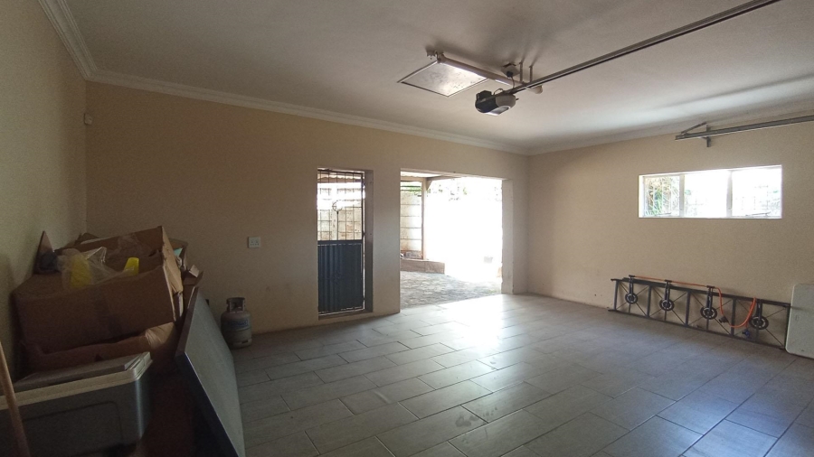 5 Bedroom Property for Sale in Rooihuiskraal Gauteng