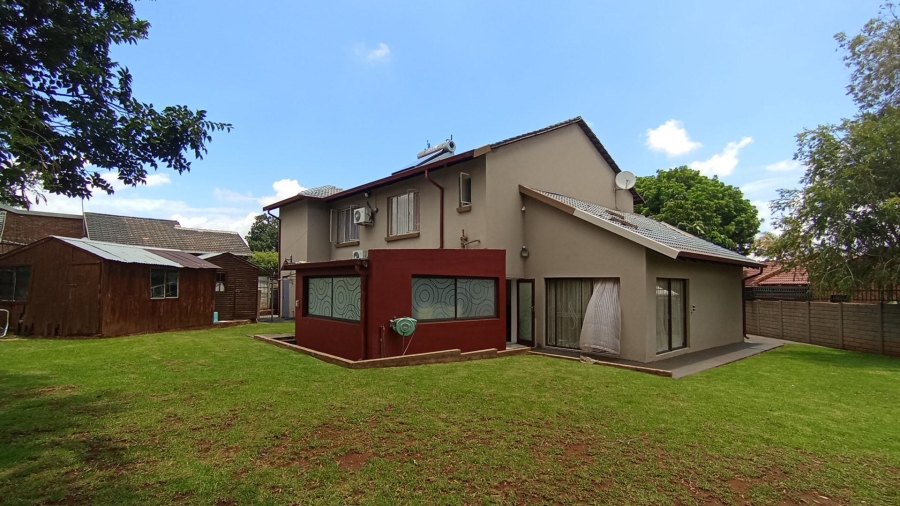 5 Bedroom Property for Sale in Rooihuiskraal Gauteng