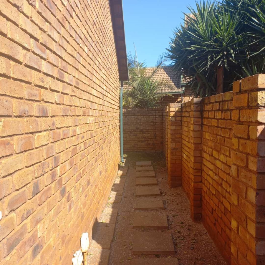 To Let 2 Bedroom Property for Rent in Weavind Park Gauteng