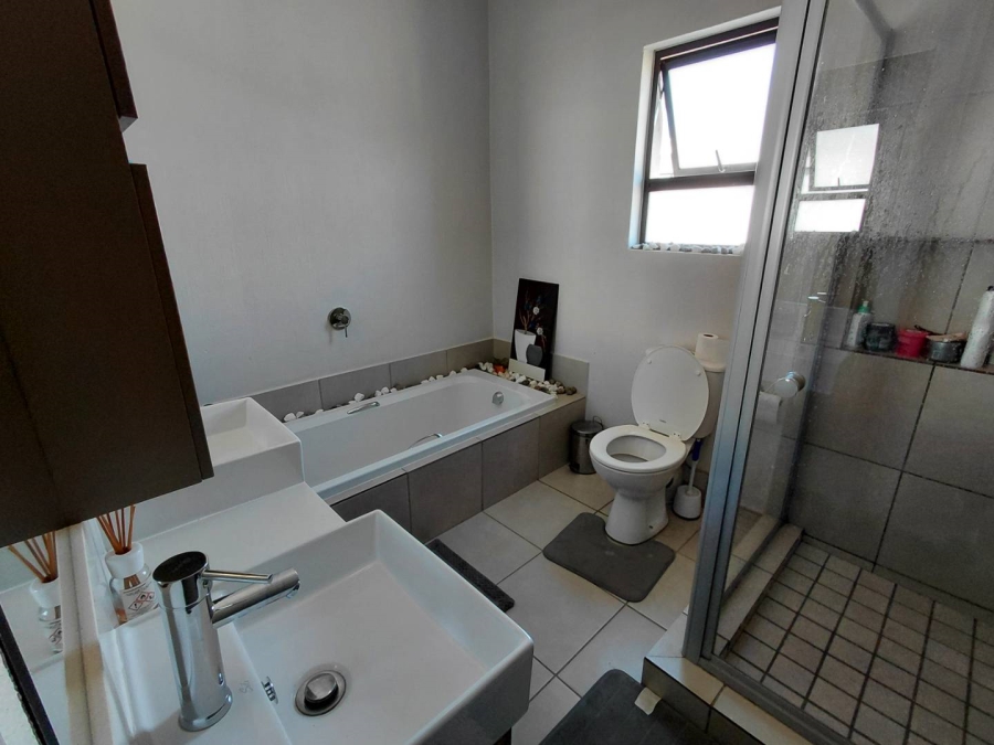 To Let 3 Bedroom Property for Rent in Broadacres Gauteng