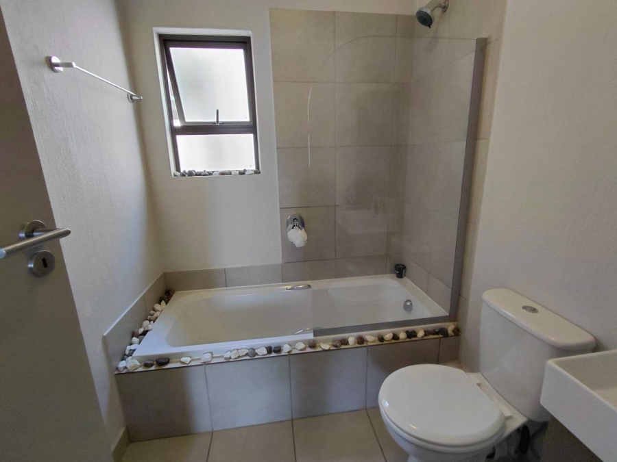To Let 3 Bedroom Property for Rent in Broadacres Gauteng
