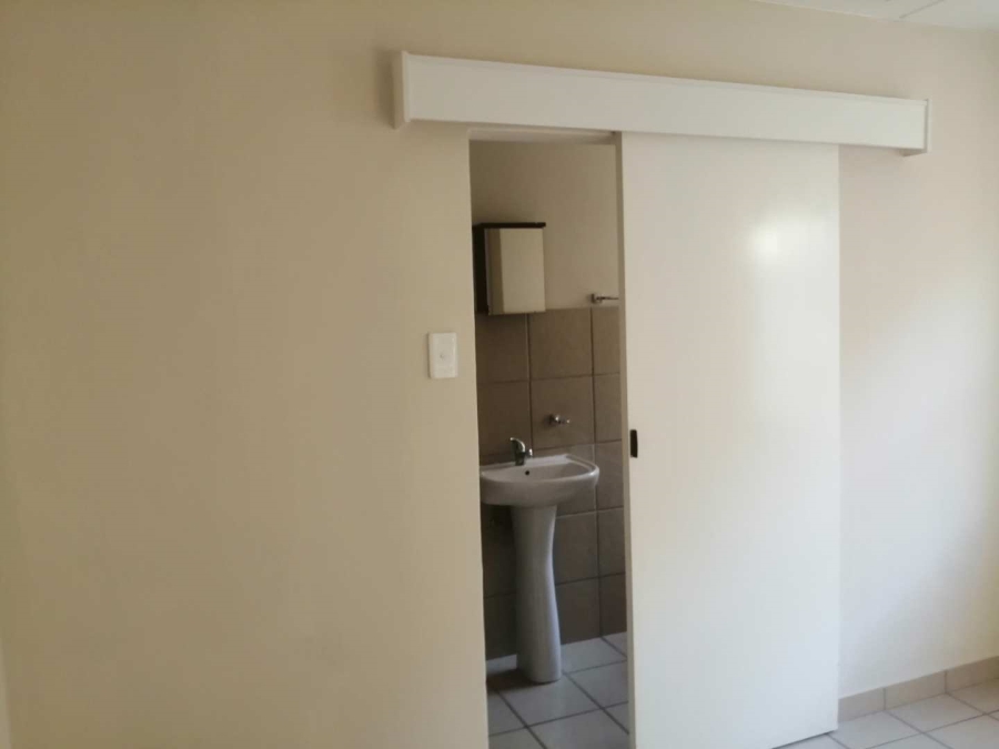 To Let 1 Bedroom Property for Rent in Die Hoewes Gauteng