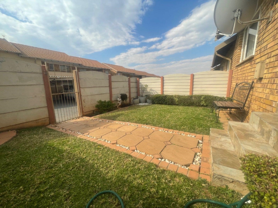 To Let 2 Bedroom Property for Rent in Birch Acres Gauteng