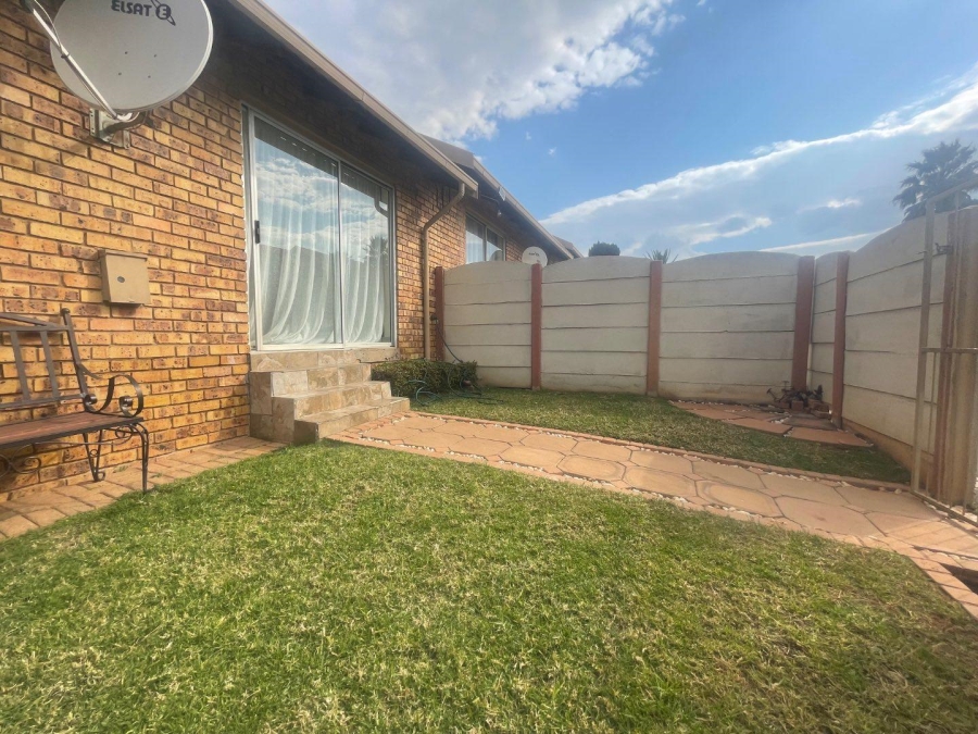 To Let 2 Bedroom Property for Rent in Birch Acres Gauteng