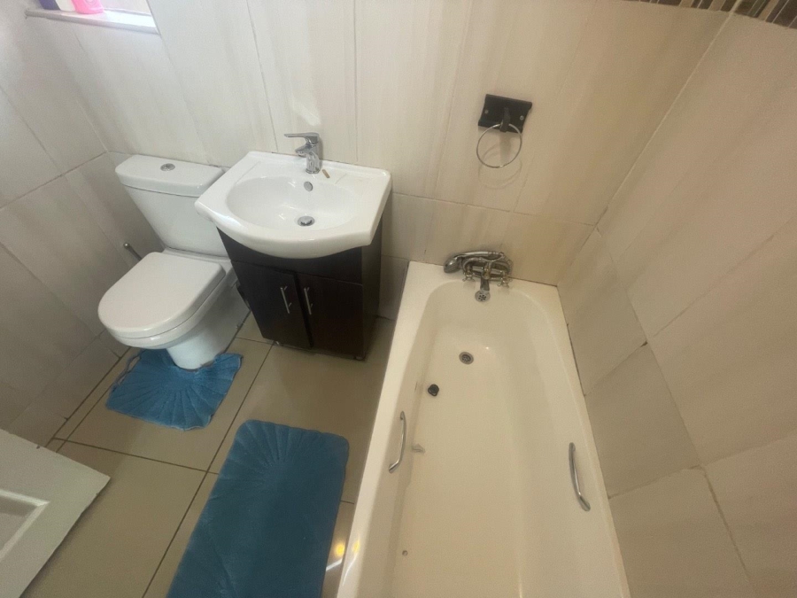 To Let 2 Bedroom Property for Rent in Birch Acres Gauteng