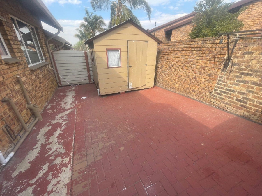 To Let 2 Bedroom Property for Rent in Birch Acres Gauteng