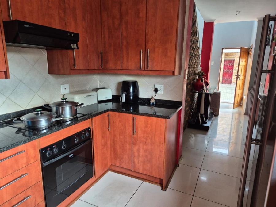 To Let 3 Bedroom Property for Rent in Mondeor Gauteng