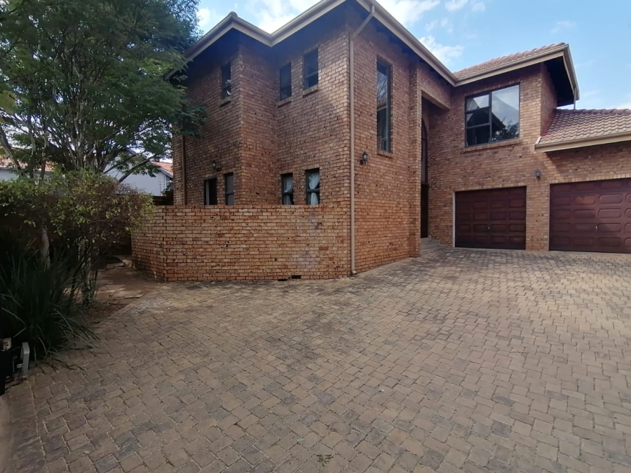 5 Bedroom Property for Sale in Rooihuiskraal North Gauteng