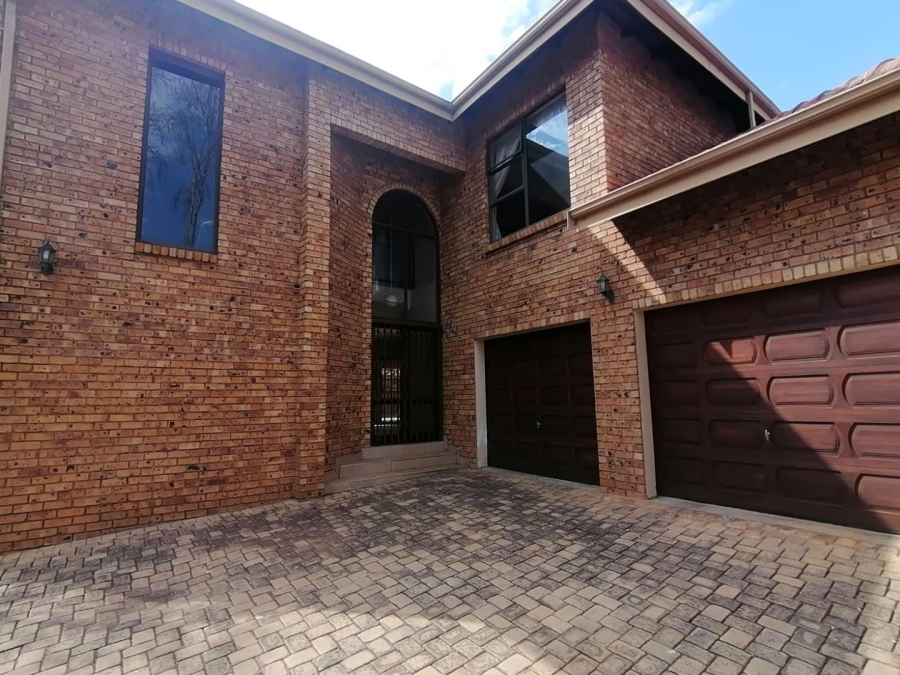 5 Bedroom Property for Sale in Rooihuiskraal North Gauteng