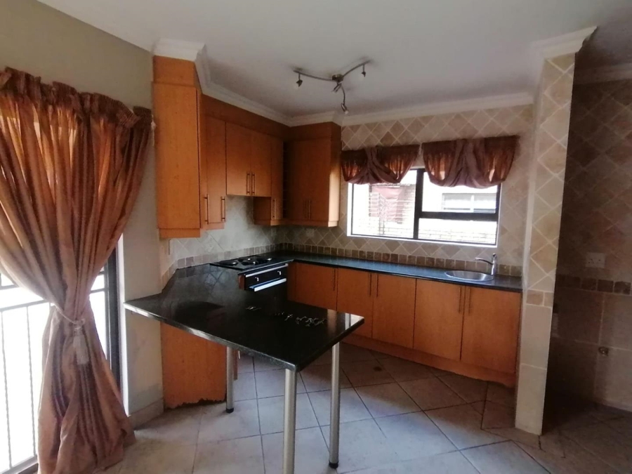 5 Bedroom Property for Sale in Rooihuiskraal North Gauteng