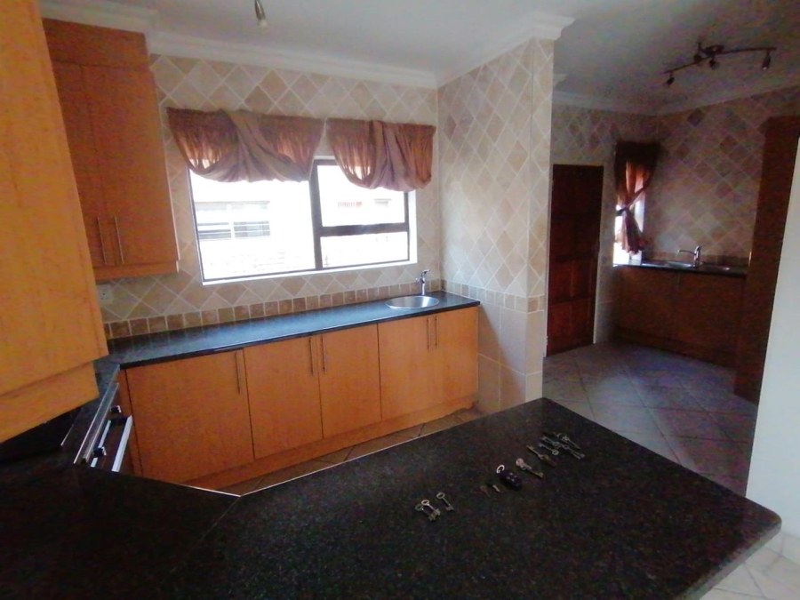 5 Bedroom Property for Sale in Rooihuiskraal North Gauteng