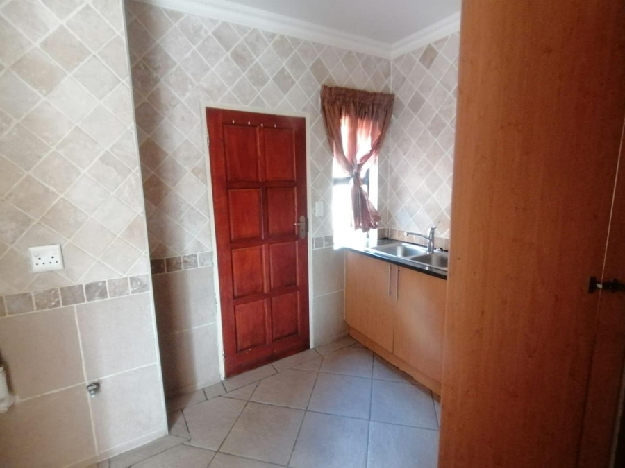 5 Bedroom Property for Sale in Rooihuiskraal North Gauteng