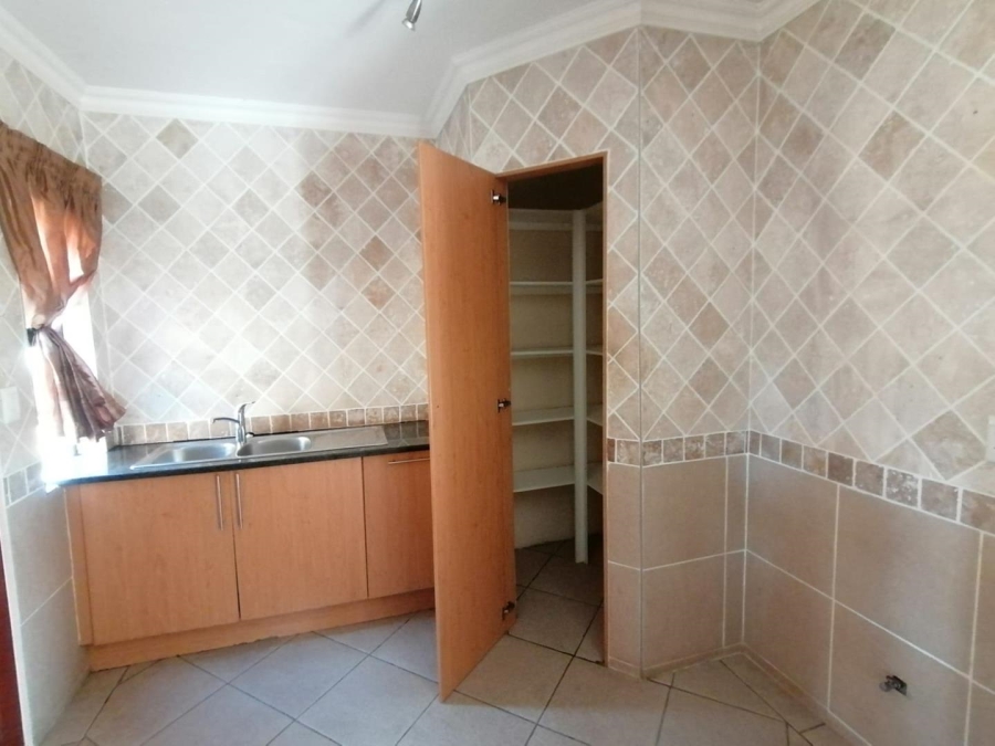 5 Bedroom Property for Sale in Rooihuiskraal North Gauteng