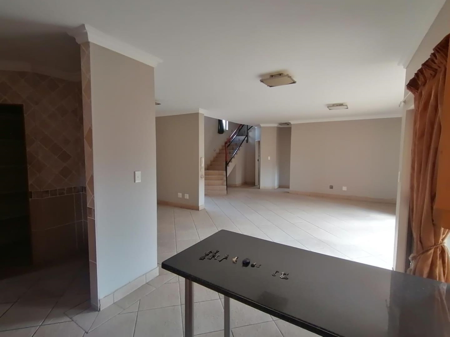 5 Bedroom Property for Sale in Rooihuiskraal North Gauteng