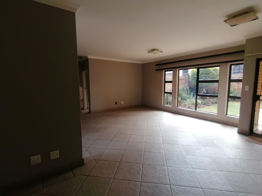 5 Bedroom Property for Sale in Rooihuiskraal North Gauteng