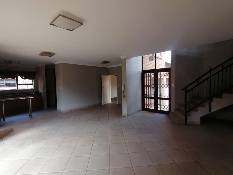 5 Bedroom Property for Sale in Rooihuiskraal North Gauteng