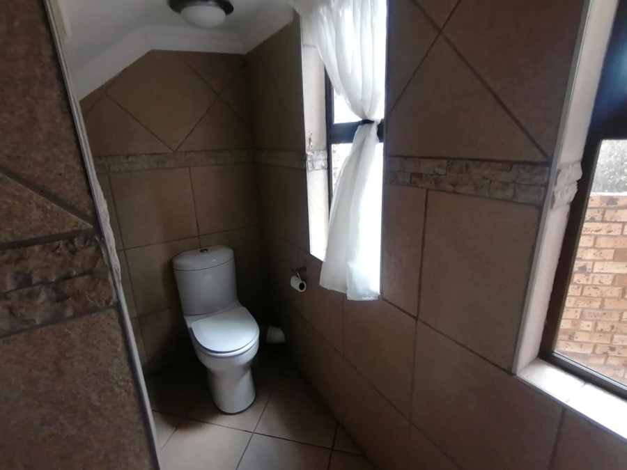 5 Bedroom Property for Sale in Rooihuiskraal North Gauteng