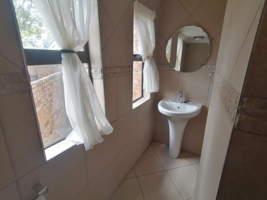 5 Bedroom Property for Sale in Rooihuiskraal North Gauteng