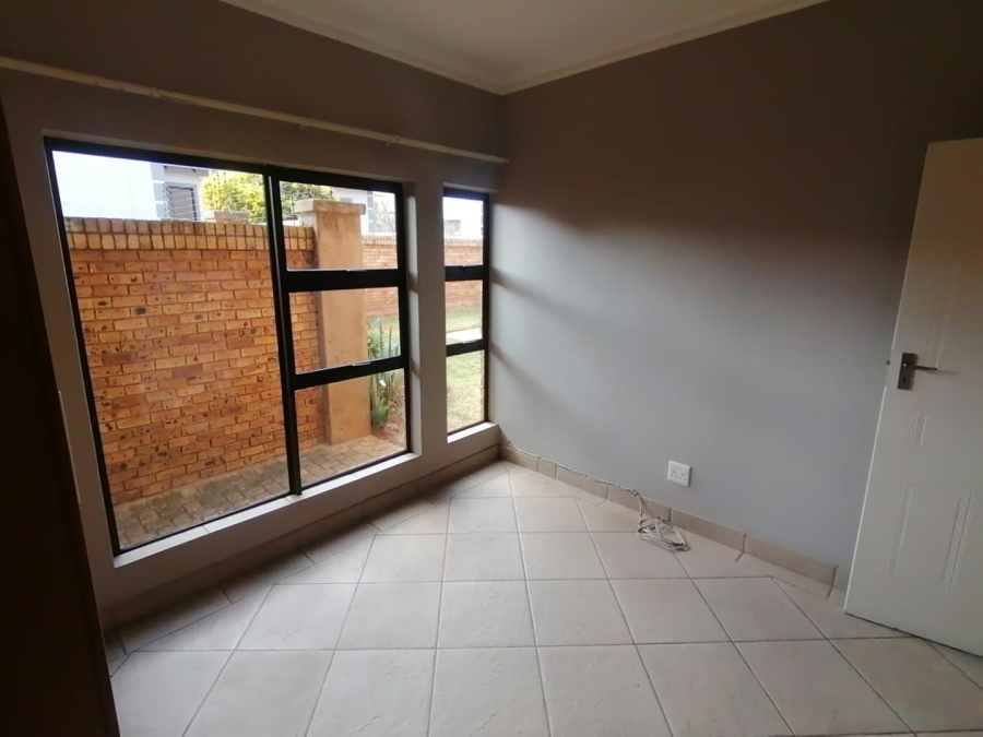 5 Bedroom Property for Sale in Rooihuiskraal North Gauteng