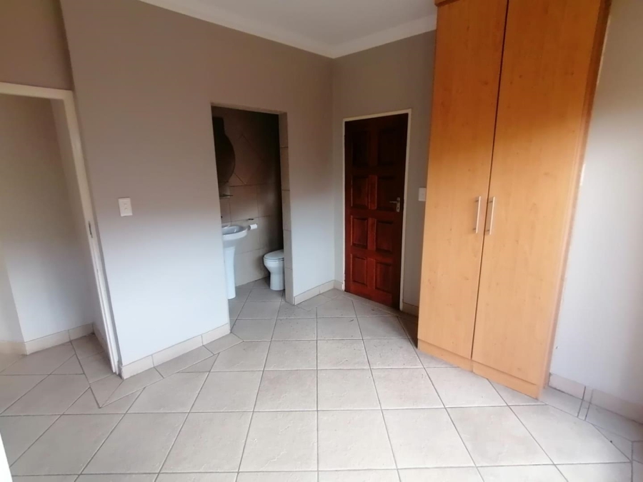 5 Bedroom Property for Sale in Rooihuiskraal North Gauteng