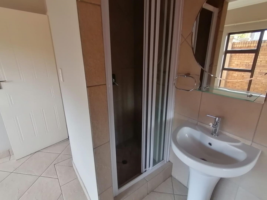 5 Bedroom Property for Sale in Rooihuiskraal North Gauteng