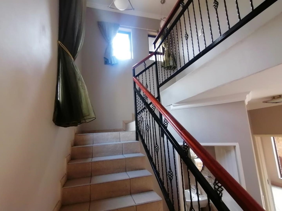 5 Bedroom Property for Sale in Rooihuiskraal North Gauteng