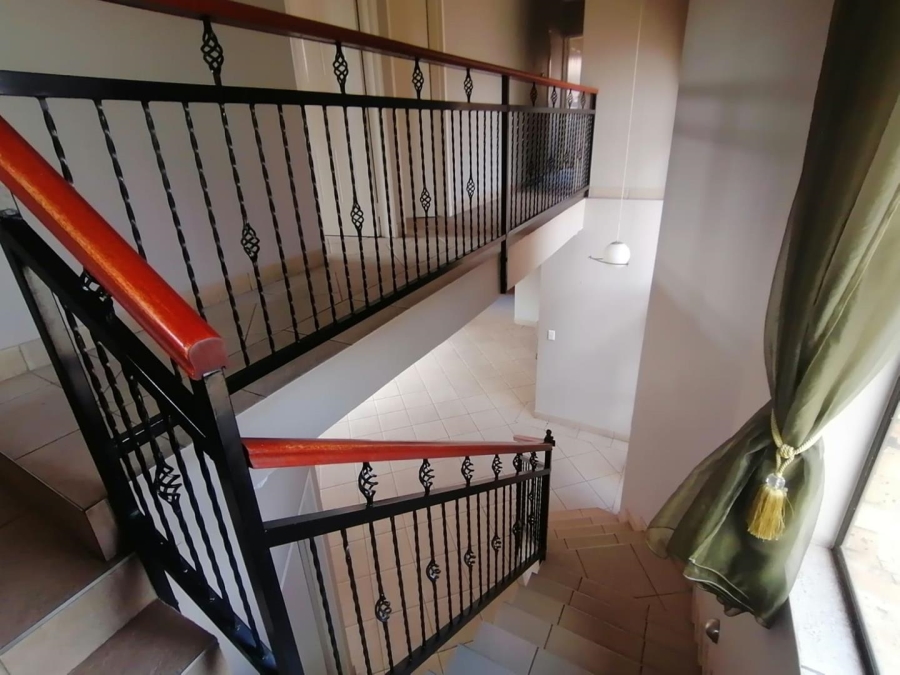 5 Bedroom Property for Sale in Rooihuiskraal North Gauteng