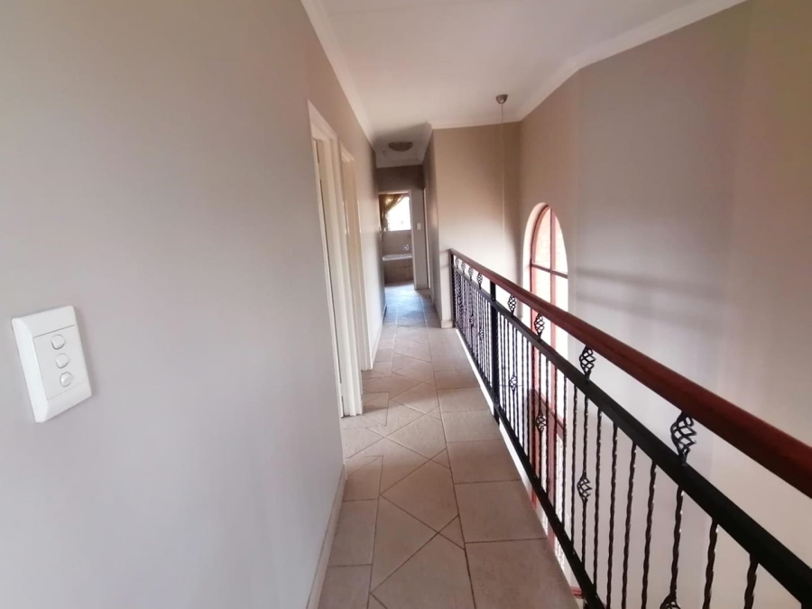 5 Bedroom Property for Sale in Rooihuiskraal North Gauteng