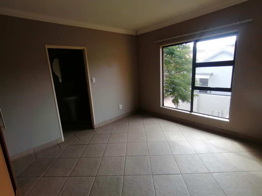 5 Bedroom Property for Sale in Rooihuiskraal North Gauteng
