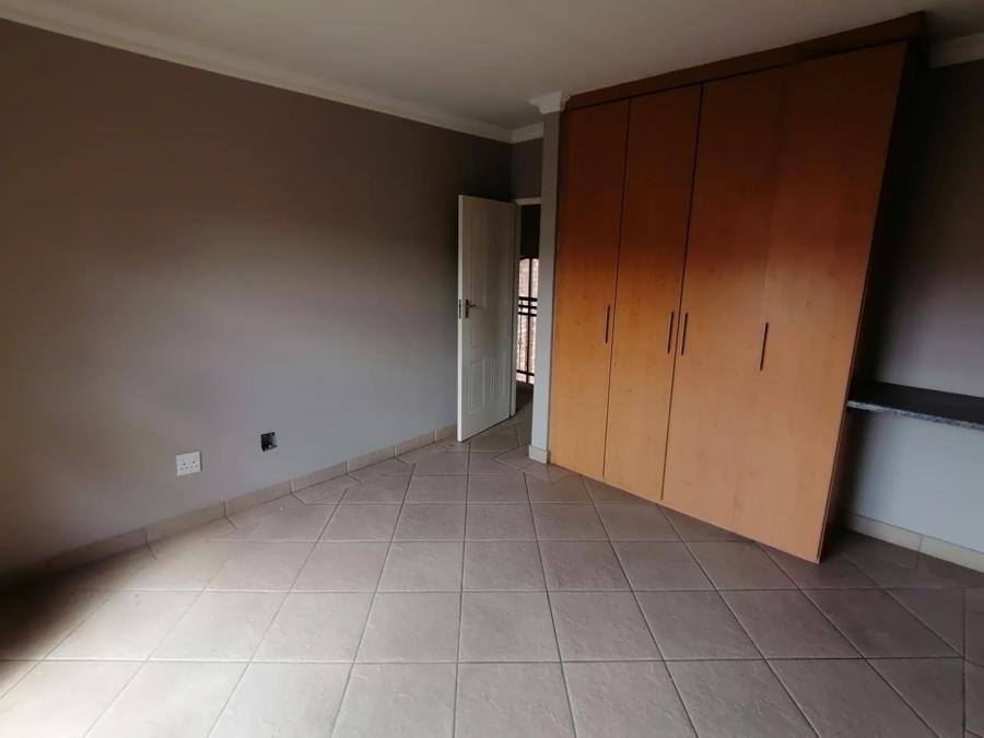 5 Bedroom Property for Sale in Rooihuiskraal North Gauteng