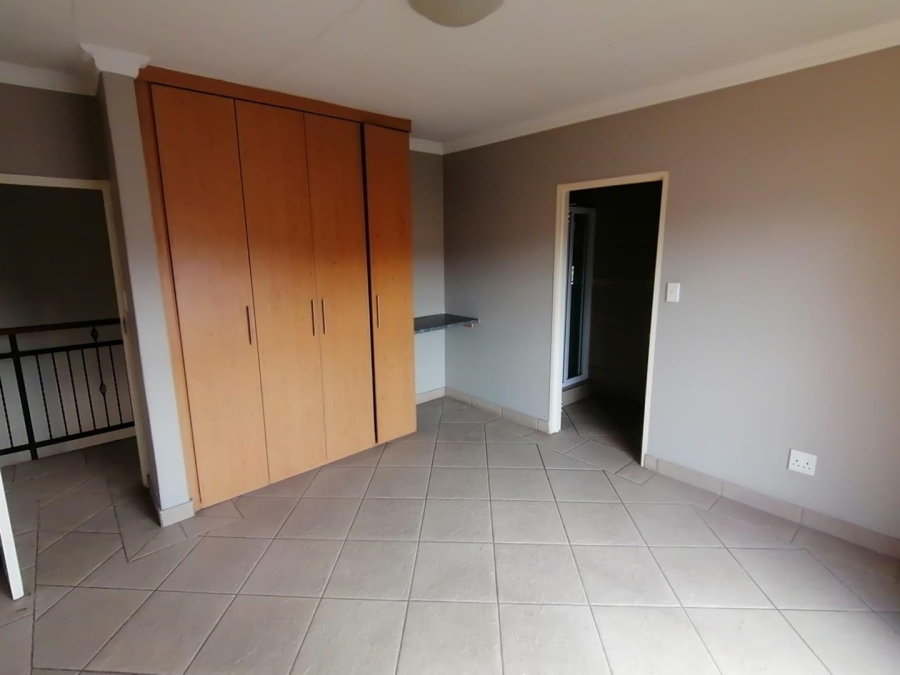 5 Bedroom Property for Sale in Rooihuiskraal North Gauteng