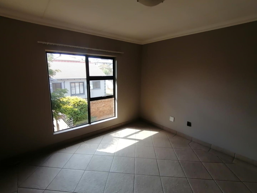 5 Bedroom Property for Sale in Rooihuiskraal North Gauteng