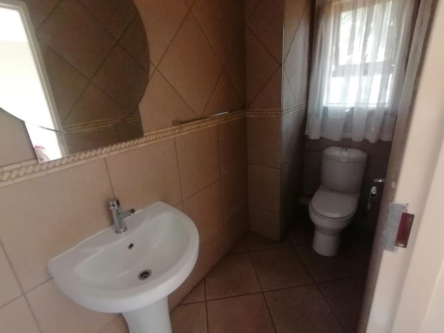 5 Bedroom Property for Sale in Rooihuiskraal North Gauteng
