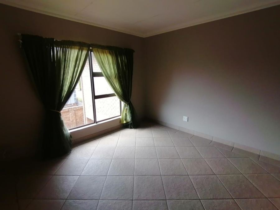 5 Bedroom Property for Sale in Rooihuiskraal North Gauteng